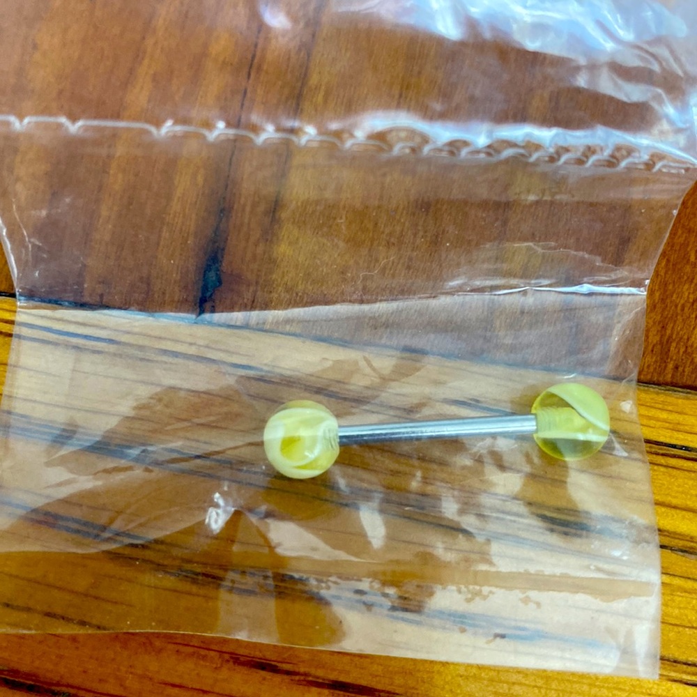 Yellow/white swirl tongue ring